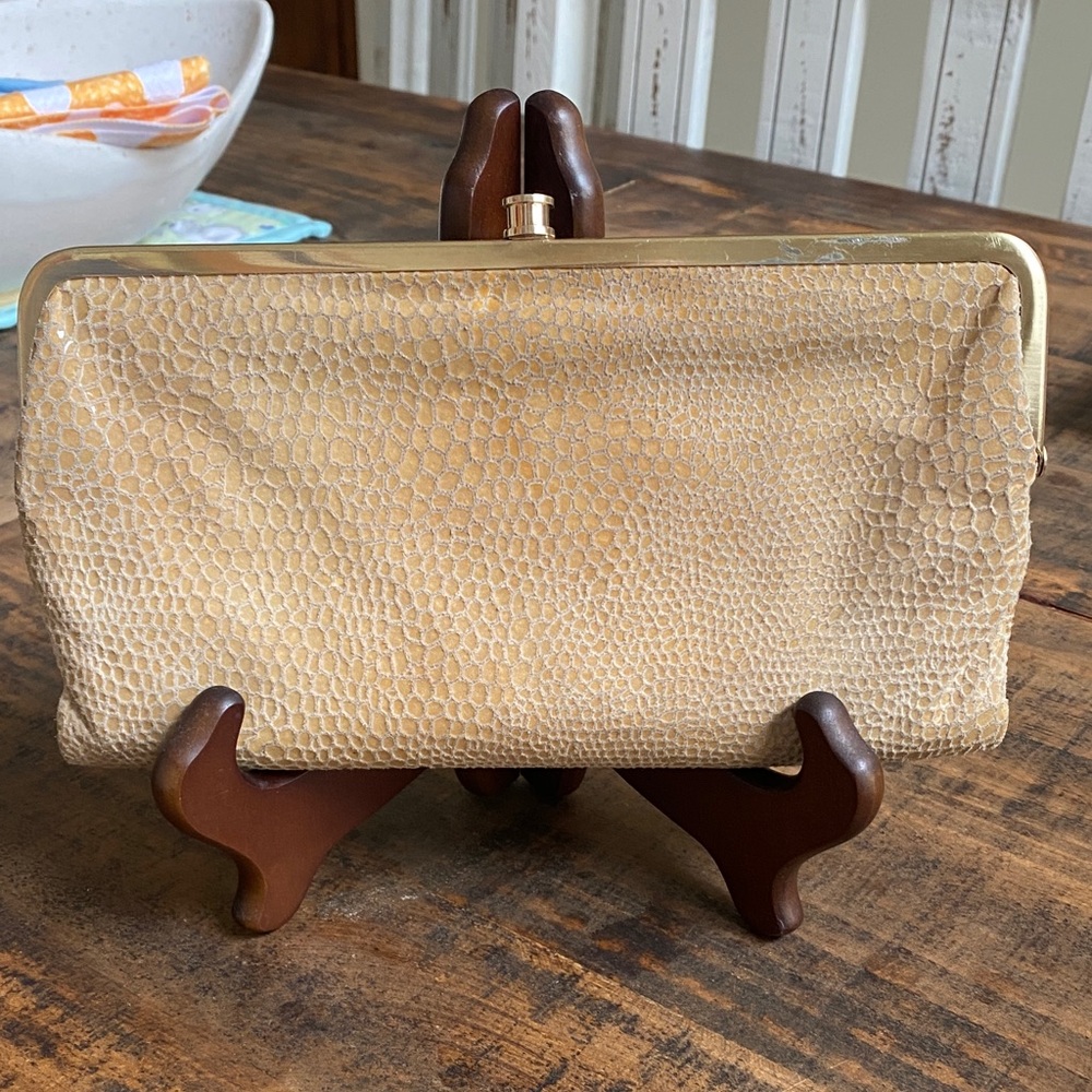 HOBO international the original Lauren wallet kiss lock beige snakeskin look